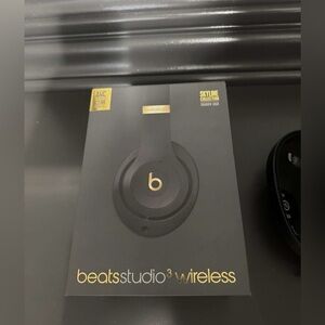 Beats Solo 3, Noise Cancellation. Worn once and didn’t like them.